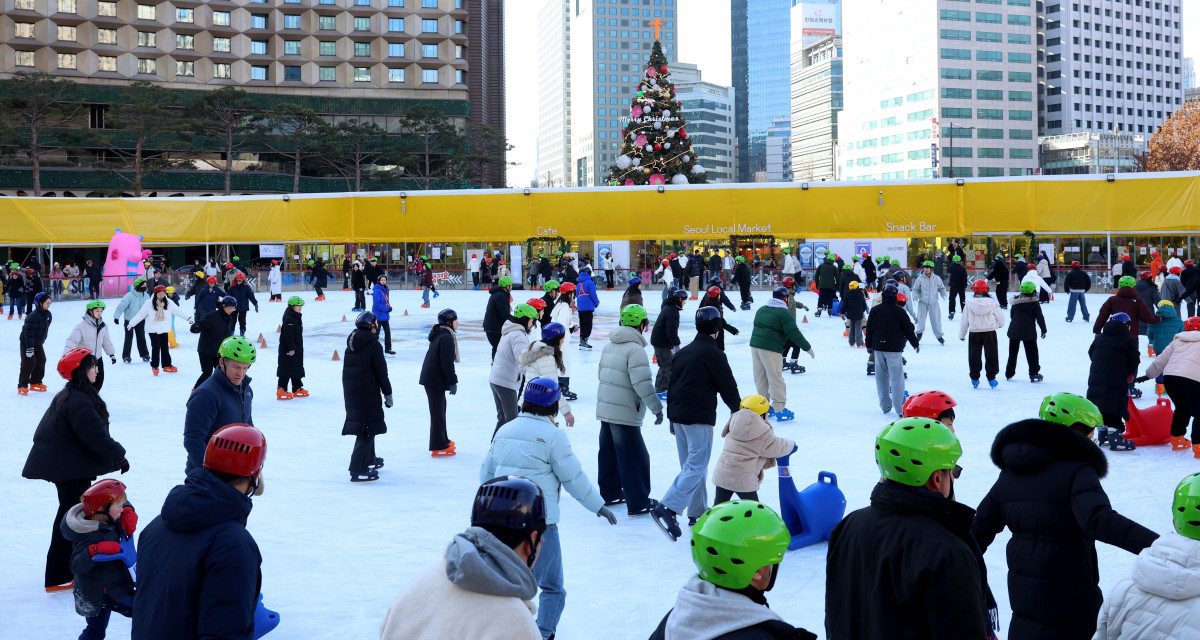 ▲일년 중 밤이 가장 길다는 동지(冬至)이자 전국이 영하권 기온을 보인 22일 서울광장 스케이트장에서 시민과 외국인 관광객들이 스케이트를 타며 겨울의 정취를 만끽하고 있다. 내년 2월 8일까지 운영되는 서울광장 스케이트장의 개장 시간은 오전 10시부터 오후 9시 30분까지이며, 토요일과 공휴일은 오전 10시부터 오후 11시까지다. 신태현 기자 holjjak@