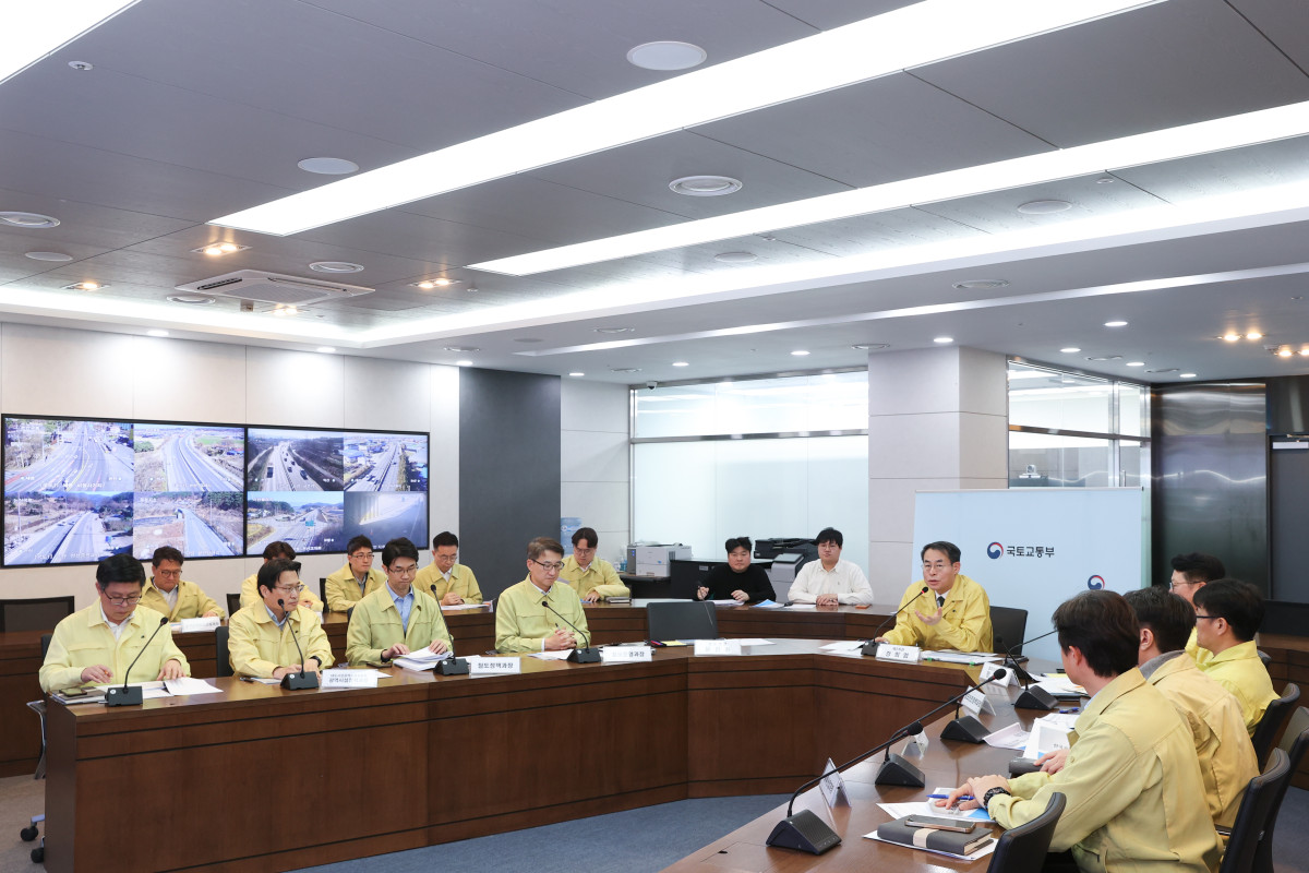 ▲강희업 국토교통부 2차관이 22일 전국철도노동조합이 23일 오전 9시부터 총파업에 돌입할 것을 공식 선언함에 따라 철도파업 대비 비상수송대책 점검회의(영상)를 주재하고 있다. (사진제공=국토교통부)