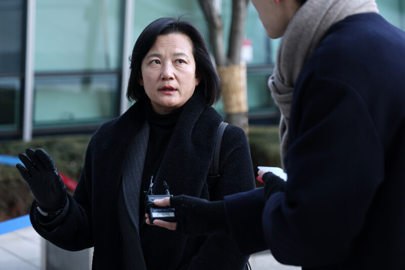 ▲정유미 검사장이 22일 서울행정법원에서 열린 집행정지 신청 심문기일에 출석하며 취재진 질문에 답하고 있다. (연합뉴스)