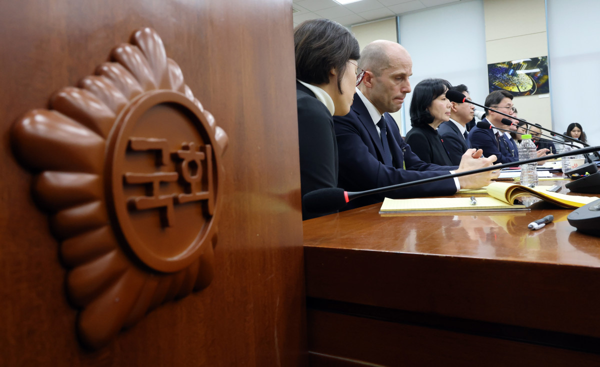 ▲17일 서울 여의도 국회 과학기술정보방송통신위원회에서 열린 쿠팡 침해사고 관련 청문회에 출석한 해롤드 로저스 쿠팡 대표이사가 의원들 질의를 받고 있다. (연합뉴스)