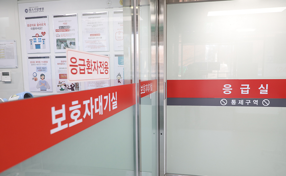 ▲윌스기념병원 응급실 출입구 전경. 병원은 365일 24시간 응급진료와 응급수술 체계를 가동해 경기 남부 지역 필수의료 공백을 최소화하고 있다. (윌스기념병원)