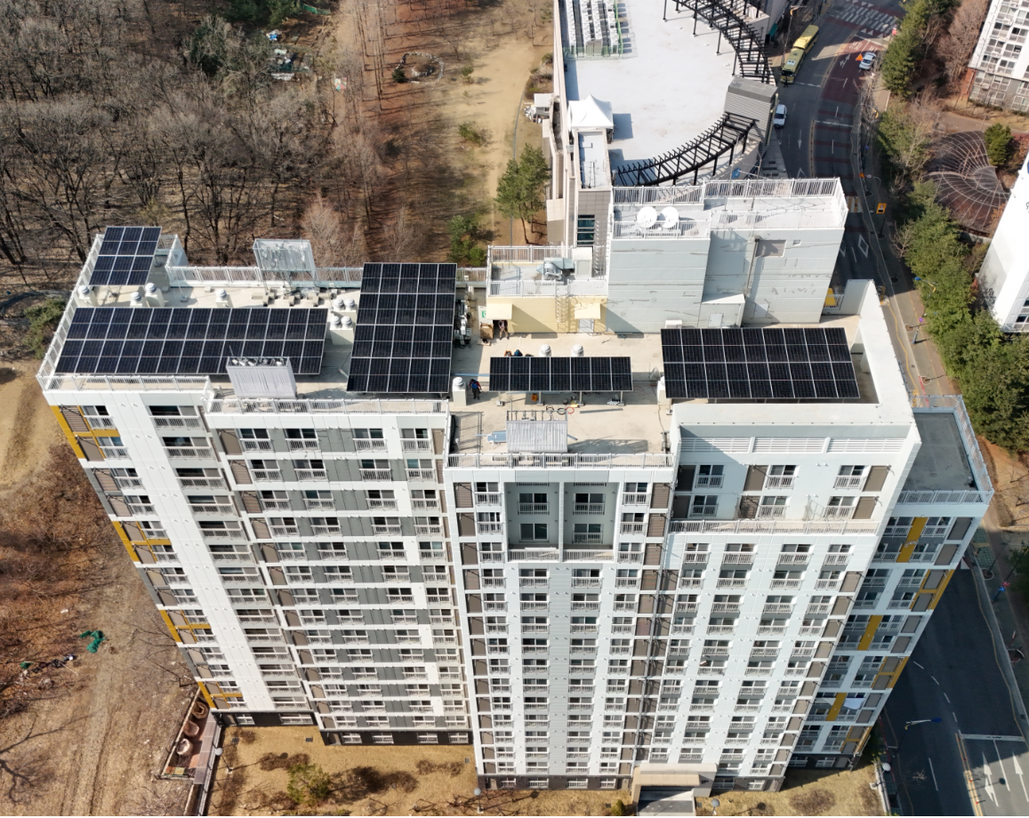 ▲경기주택도시공사(GH)가 공공임대주택 단지 옥상에 설치한 태양광 설비 전경. GH는 온실가스 배출 Net-Zero 달성과 입주민 전기요금 부담 완화를 위해 친환경 에너지 설비를 확대하고 있다. (경기주택도시공사(GH))