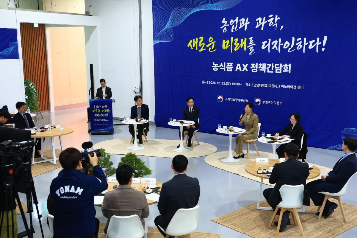 ▲송미령 농림축산식품부 장관이 배경훈 과학기술정보통신부 부총리와 22일 충남 천안 연암대학교 스마트팜 연구 현장을 찾아 ‘농식품 기술·산업 AX(AI+X) 촉진을 위한 정책 간담회’를 열고 인사말을 하고 있다. (사진제공=농림축산식품부)