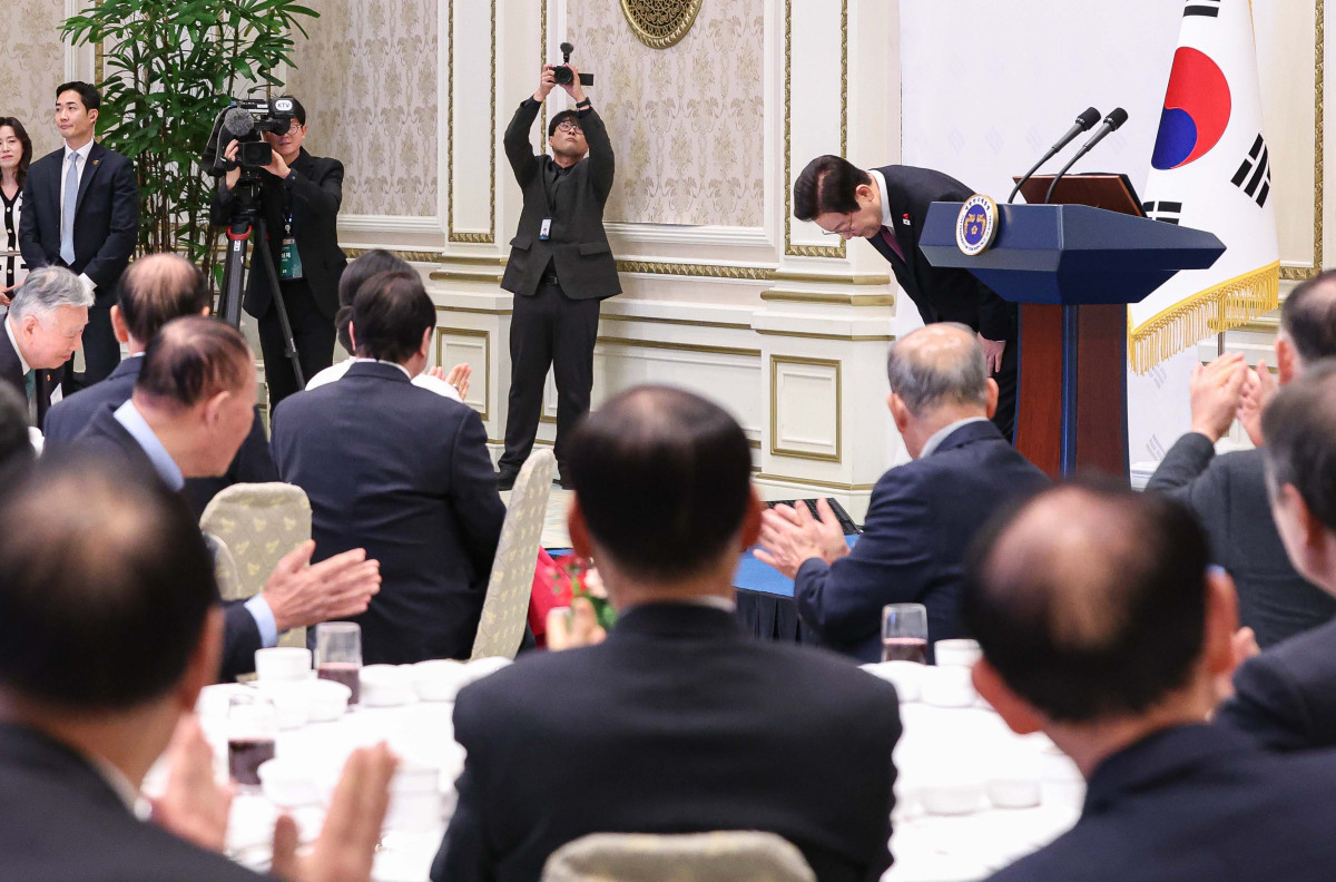 ▲이재명 대통령이 22일 청와대 영빈관에서 열린 대한노인회 초청 오찬에서 인사하고 있다. (대통령실통신사진기자단) (사진=뉴시스)