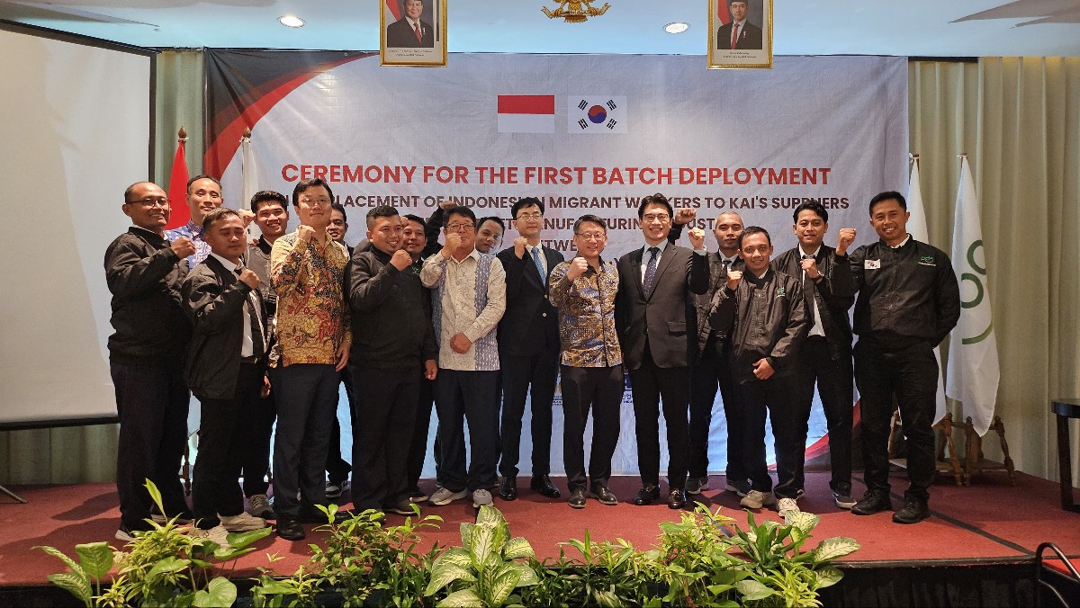 ▲‘KAI 협력사 해외 인력양성 아카데미’ 수료생의 첫 송출식에서 박수덕 주인도네시아 대한민국 대사대리(가운데)와 관계자, 수료생들이 기념사진을 찍고 있다. (사진= KAI)