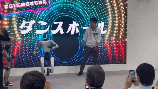 ▲일본 GMO&AI로보틱스가 지난해 12월 일본 도쿄 국제로봇전(iREX2025)에서  중국 기업 유니트리의 휴머노이드 G1 제품이 안무를 하는 모습을 시연하고 있다. 이 휴머노이드에 탑재된 시스템은 GMO&AI로보틱스의 피지컬AI다. (도쿄(일본)=이수진 기자)