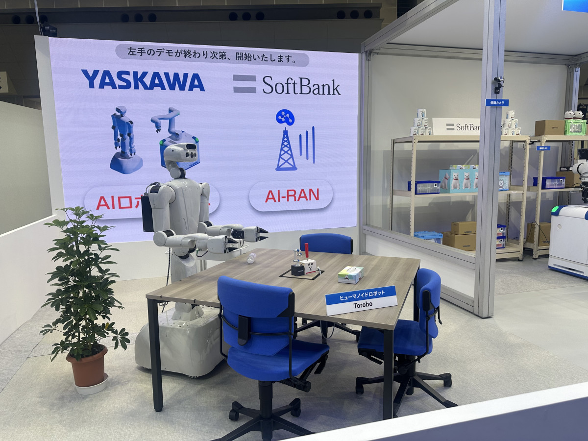▲일본 로봇 기업 야스카와전기가 지난해 12월 일본 도쿄 로봇전시회(iREX2025)에서 인공지능(AI) 소프트웨어 ‘빌딩AI’ 기술을 공개했다. 이 기술은 소프트뱅크의 AI-RAN(인공지능 무선접속망) 기술과 결합해 빌딩 관리와 로봇을 연동하는 방식이다.  (도쿄(일본)=이수진 기자)