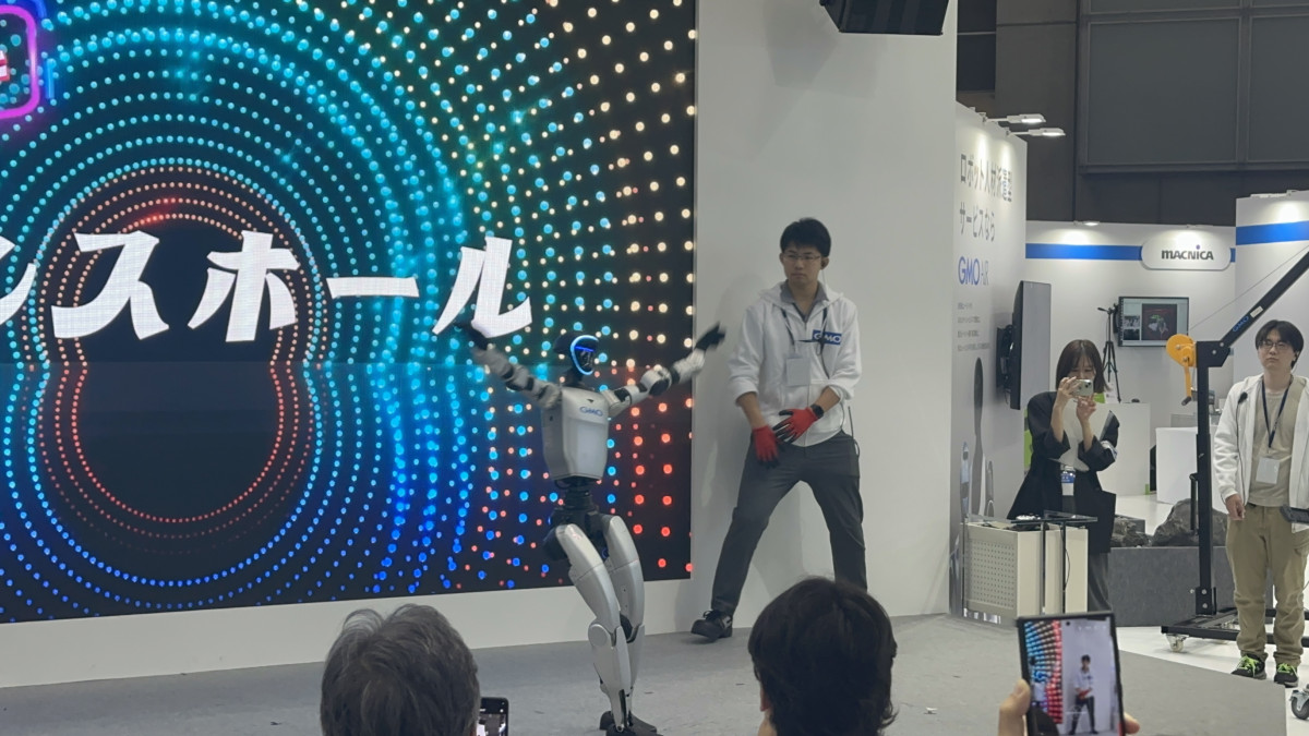 ▲지난해 연말 일본 도쿄에서 열린 국제로봇전(iREX 2025) 전시에서 GMO AI&로보틱스가 중국산 휴머노이드에 시스템을 직접 입력해 춤추는 모습을 선보였다. (도쿄(일본)=이수진 기자)