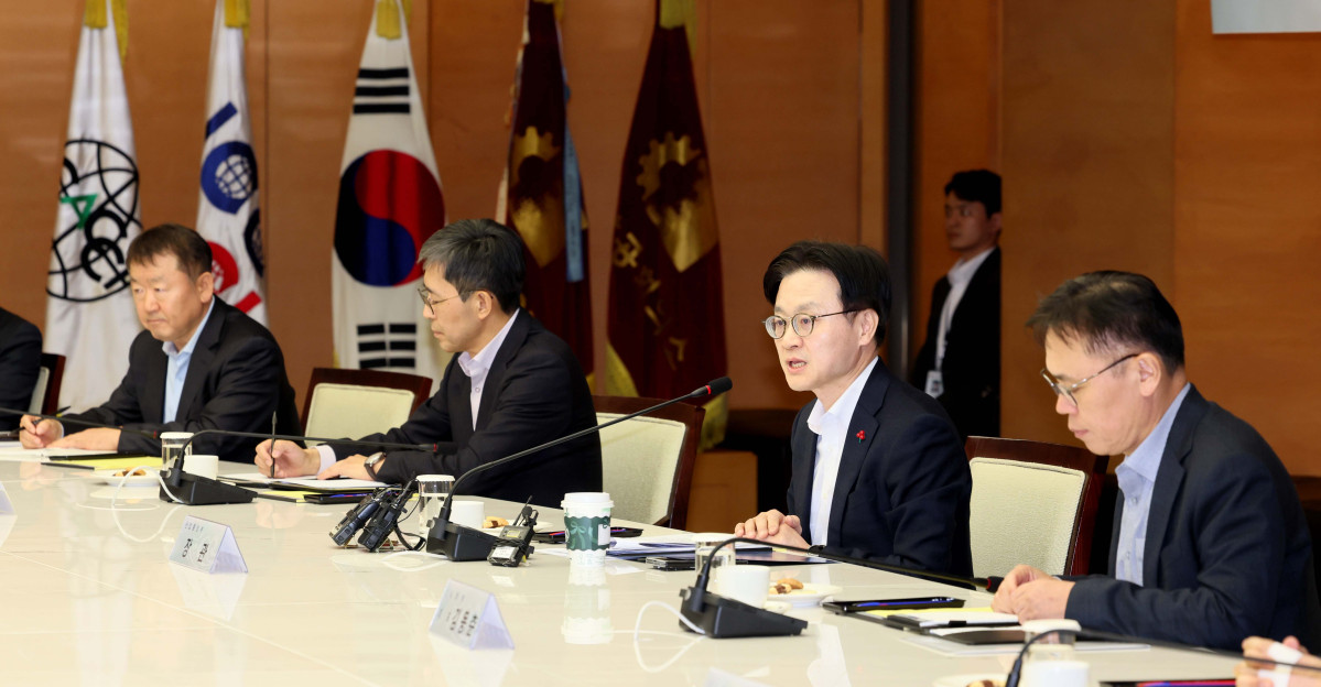 ▲김정관 산업통상부 장관이 22일 서울 중구 대한상공회의소에서 열린 ‘석유화학업계 사업재편 CEO 간담회’에서 모두발언을 하고있다. 신태현 기자 holjjak@