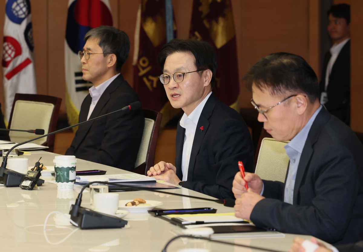 ▲김정관 산업통상부 장관이 22일 서울 중구 대한상공회의소에서 열린 ‘석유화학업계 사업재편 CEO 간담회’에서 모두발언을 하고있다. 신태현 기자 holjjak@