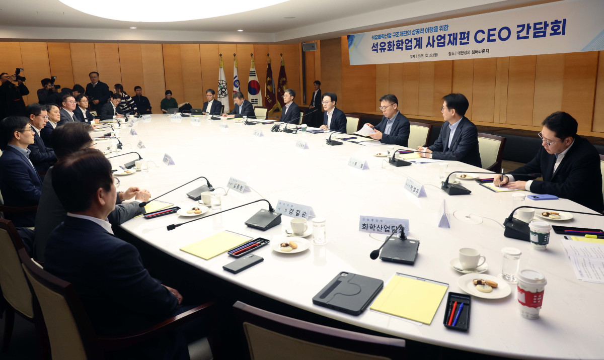 ▲김정관 산업통상부 장관이 22일 서울 중구 대한상공회의소에서 열린 ‘석유화학업계 사업재편 CEO 간담회’에서 모두발언을 하고있다. 신태현 기자 holjjak@