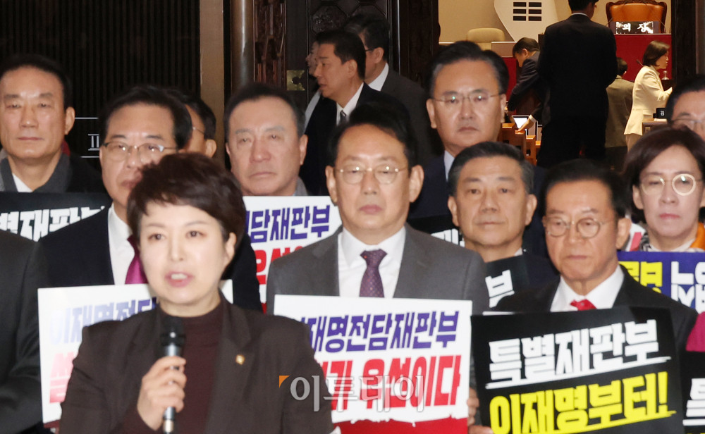 ▲22일 서울 여의도 국회 본회의장 앞에서 송언석 원내대표를 비롯한 국민의힘 의원들이 '이재명 정권 사법부파괴 국민 입틀막 악법 규탄대회'를 하는 가운데 김병기 더불어민주당 원내대표가 본회의장을 나서고 있다. 고이란 기자 photoeran@