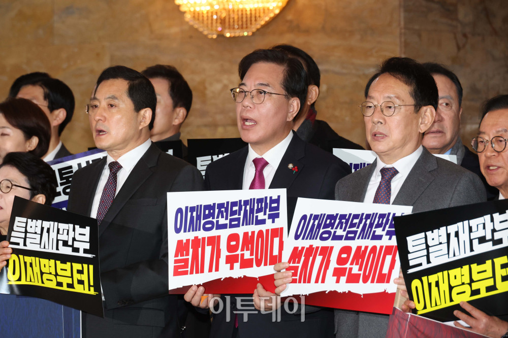 ▲22일 서울 여의도 국회 본회의장 앞에서 송언석 원내대표를 비롯한 국민의힘 의원들이 '이재명 정권 사법부파괴 국민 입틀막 악법 규탄대회'를 하고 있다. 고이란 기자 photoeran@