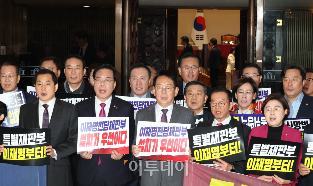 ▲22일 서울 여의도 국회 본회의장 앞에서 송언석 원내대표를 비롯한 국민의힘 의원들이 '이재명 정권 사법부파괴 국민 입틀막 악법 규탄대회'를 하고 있다. 고이란 기자 photoeran@