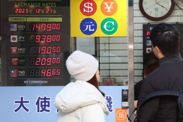 ▲원/달러 월평균 환율이 상승세를 보인 21일 서울 명동의 환전소에 환율이 표시돼 있다. 한국은행 경제통계시스템(ECOS)에 따르면 원/달러 환율은 지난 7월 이후 6개월 연속 상승하고 있다.  (연합뉴스 )