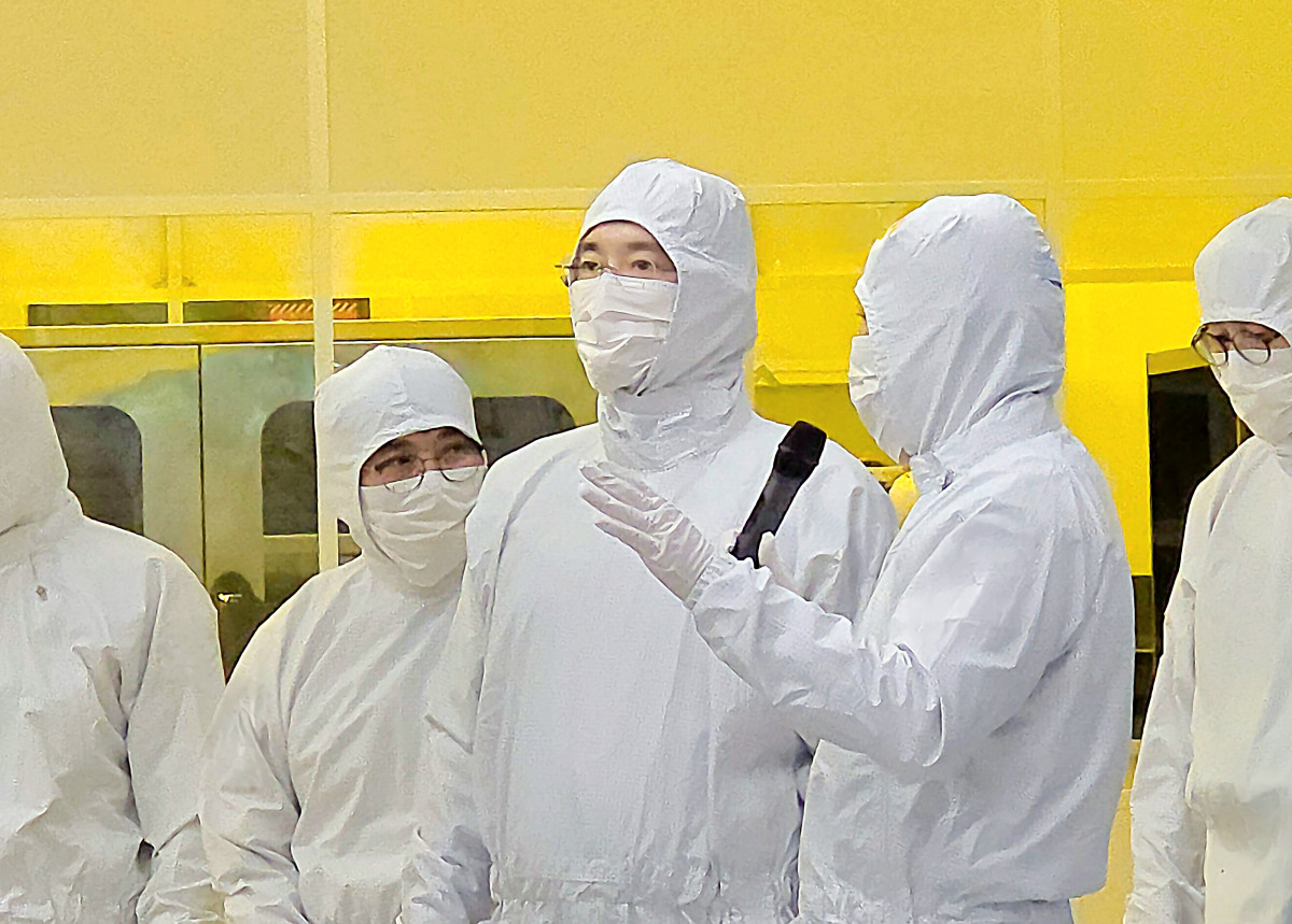 ▲이재용 삼성전자 회장이 22일 삼성전자 기흥캠퍼스 내 첨단 복합 반도체 연구개발(R&D) 센터인 NRD-K 클린룸 시설을 살펴보고 있다. (사진제공=삼성전자)