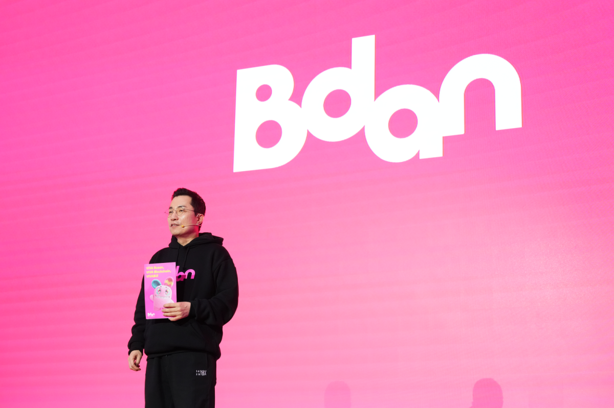 ▲김상민 부산디지털자산거래소 비단(Bdan) 대표가 22일 시그니엘 부산에서 개최된 블록체인 위크 인 부산 2025 (BWB2025) 콘퍼런스에서 공식 캐릭터 '비바부(VIVABU)'를 소개하고 있다.(사진=BWB사무국 제공)