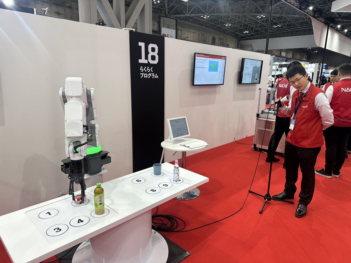 ▲나치(Nachi)는 지난해 12월 일본 도쿄 국제로봇전(iREX2025)에서 로봇에 인공지능(AI) 기술을 접목해 직접 시연하는 모습을 보여줬다. 고밀도 정밀 조립 로봇에 설치된 스피커에 음성으로 명령을 내리면 AI 음성 인식 기능이 이를 이해하고 작업을 수행한다. (도쿄(일본)=이수진 기자)