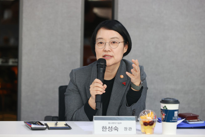 ▲한성숙 중소벤처기업부 장관이 22일 서울 마포구 드림스퀘어에서 열린 '제5차 소상공인 성장 릴레이 간담회'에서 인사말을 하고 있다. (사진제공=중소벤처기업부)