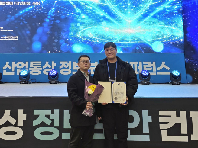 ▲강원랜드는 2025년 산업통상자원부 이메일 모의훈련 부문 장관 표창을 수상했다.(왼쪽부터 임승권 정보보안센터 차장, 설재민 사원) (사진제공 = 강원랜드)