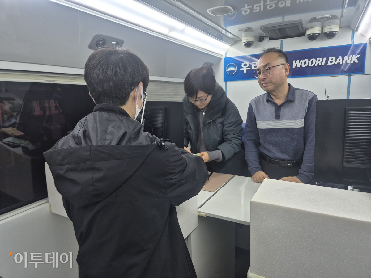 ▲22일 서울 노원구 서울시립북부장애인종합복지관을 찾은 우리은행 이동점포 '위버스(Webus)'에서 한 남성 고객이 금융서비스를 이용하고 있다. (김재은 기자 dove@)