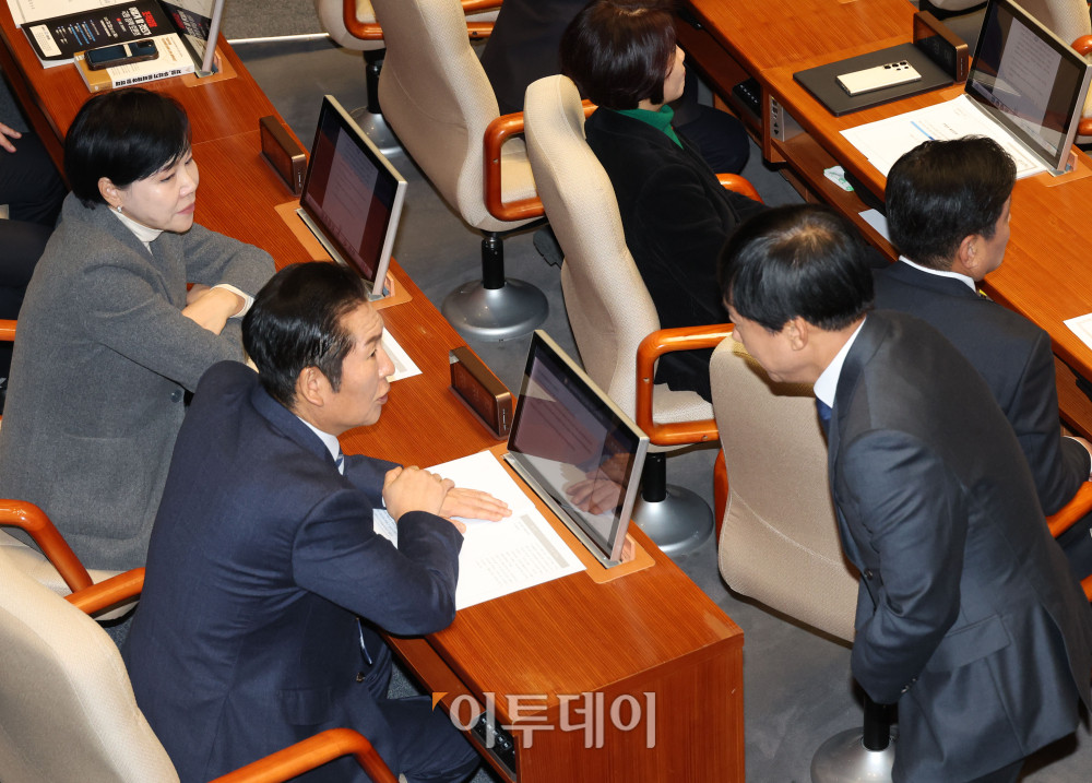 ▲22일 서울 여의도 국회 본회의에서 정청래(가운데) 더불어민주당 대표가 이성윤 의원과 대화하고 있다. 고이란 기자 photoeran@