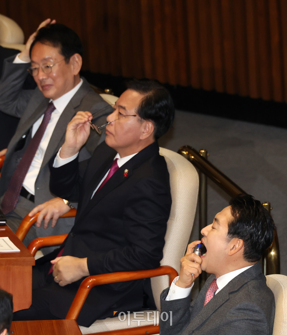 ▲22일 서울 여의도 국회 본회의에 장동혁(오른쪽부터) 국민의힘 대표, 송언석 원내대표, 김도읍 의원이 참석하고 있다. 고이란 기자 photoeran@