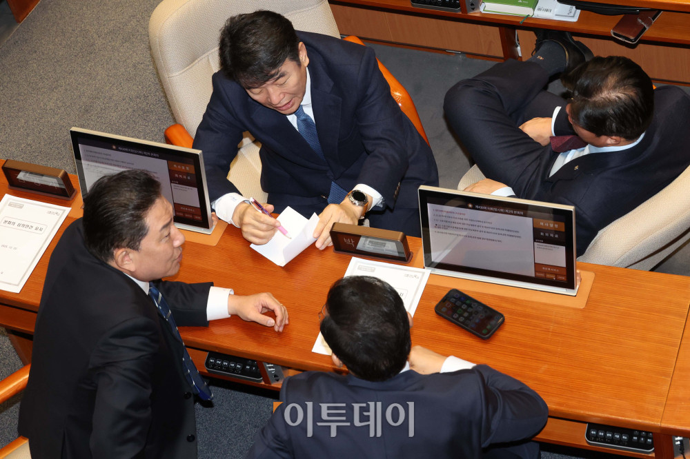 ▲22일 서울 여의도 국회 본회의에서 김병기(왼쪽) 더불어민주당 원내대표와 문진석(왼쪽 두번째) 원내운영수석부대표가 의원들과 대화하고 있다. 고이란 기자 photoeran@
