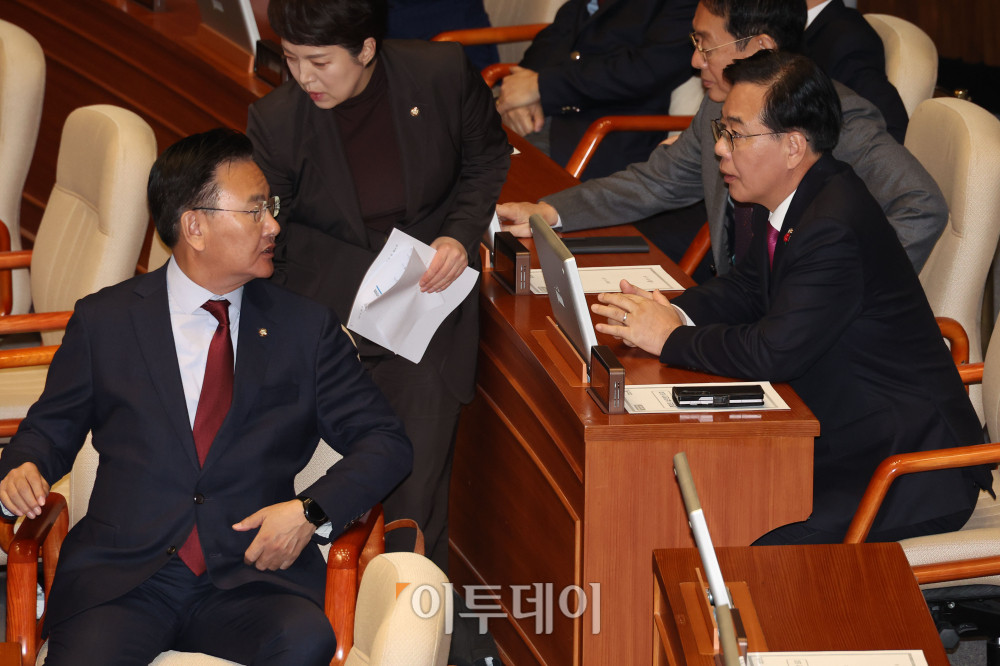 ▲22일 서울 여의도 국회 본회의에서 송언석(오른쪽) 국민의힘 원내대표와 유상범 원내운영수석부대표가 대화하고 있다. 고이란 기자 photoeran@