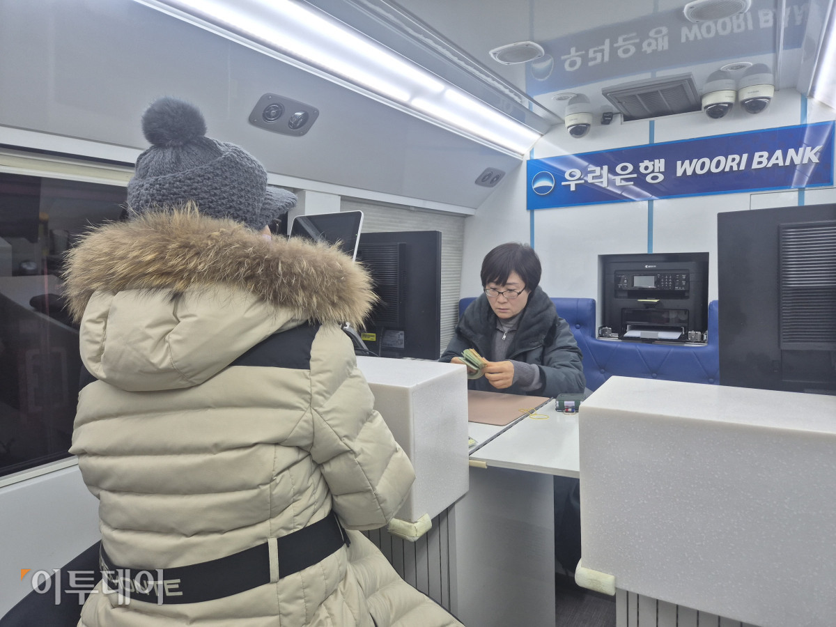 ▲22일 서울 노원구 서울시립북부장애인종합복지관을 찾은 우리은행 이동점포 '위버스(Webus)'에서 한 여성 고객이 금융서비스를 이용하고 있다. (김재은 기자 dove@)