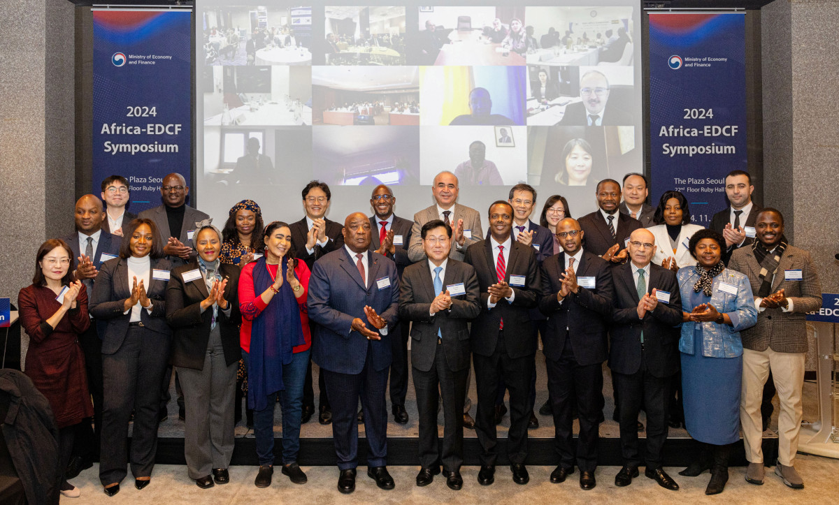 ▲최지영 기획재정부 국제경제관리관이 27일 서울 중구 더 플라자 호텔에서 열린 '아프리카-EDCF 심포지엄'에서 기념촬영을 하고 있다. (사진제공=기획재정부)