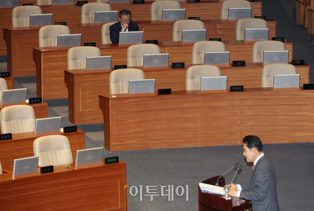 ▲정성호(왼쪽) 법무부 장관이 22일 서울 여의도 국회 본회의에서 12·3 윤석열 비상계엄 등에 대한 전담재판부 설치 및 제보자 보호 등에 관한 특별법과 관련해 장동혁 국민의힘 대표가 무제한토론(필리버스터)을 듣고 있다. 고이란 기자 photoeran@