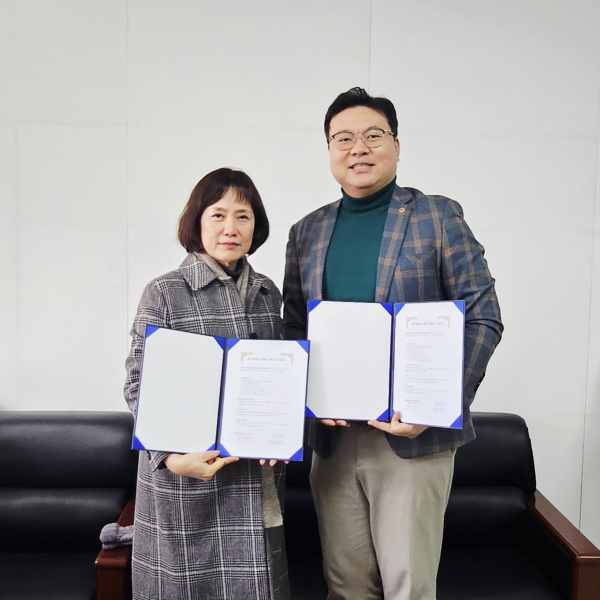 ▲조정혜 한국갈등관리디지털진흥원 대표(왼쪽)와 최기일 한국방위산업연구소 소장(오른쪽)이 상호 업무협약 양해각서를 체결하고 기념사진을 촬영하고 있다. (사진= 한국방위산업연구소)