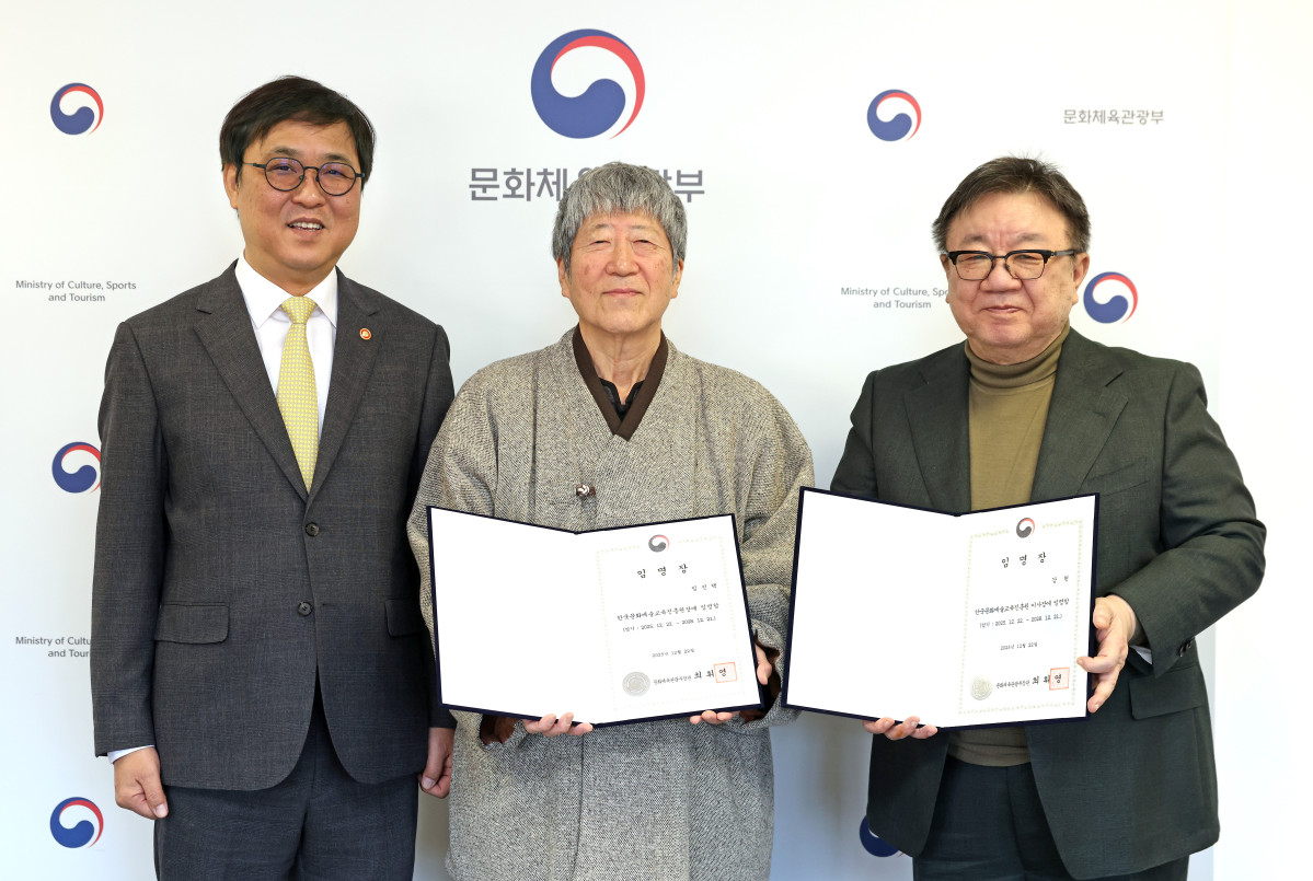 ▲최휘영 문화체육관광부 장관이 22일 서울 종로구 국립현대미술관 서울관에서 임진택 한국문화예술교육진흥원 원장, 강헌 한국문화예술교육진흥원 이사장에게 임명장을 수여한 뒤 함께 기념 촬영하고 있다. (연합뉴스)