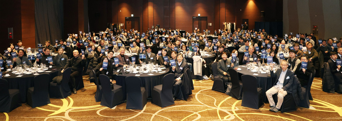 ▲경기도와 경기도경제과학진흥원 경기RISE센터가 22일 수원 노보텔 앰배서더에서 도내 67개 RISE 수행대학 관계자 220명과 ‘경기도 RISE 수행대학 성과·협력 워크숍’을 열고 기념촬영을 하고 있다. (경기도경제과학진흥원)