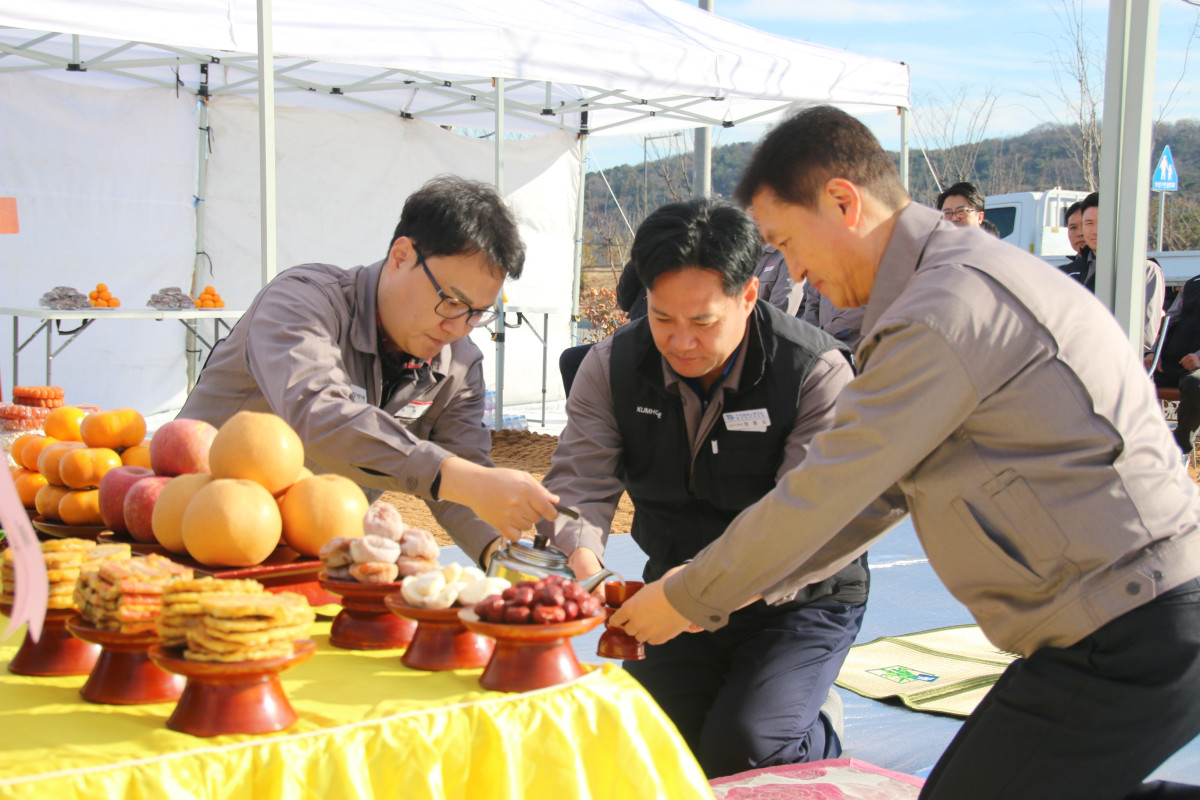 ▲22일 함평공장 부지에서 진행된 안전기원제에서 정일택(오른쪽) 대표이사와 정종오(가운데) 대표지회장이 초헌례를 올리고 있다. (사진=금호타이어)