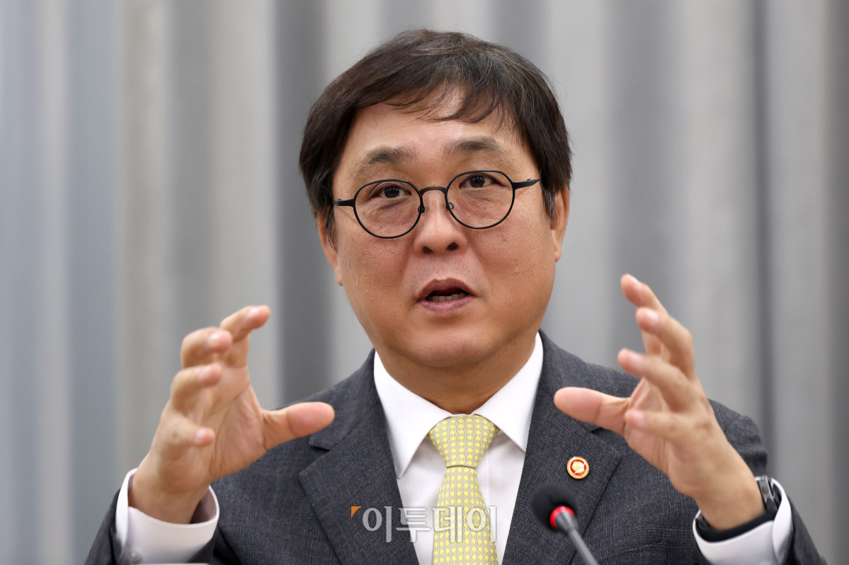 ▲최휘영 문화체육관광부 장관이 22일 서울 종로구 국립현대미술관 서울관에서 방송영상콘텐츠 업계 관계자를 만나 의견을 청취하고 현안을 논의하고 있다. (사진=문체부)