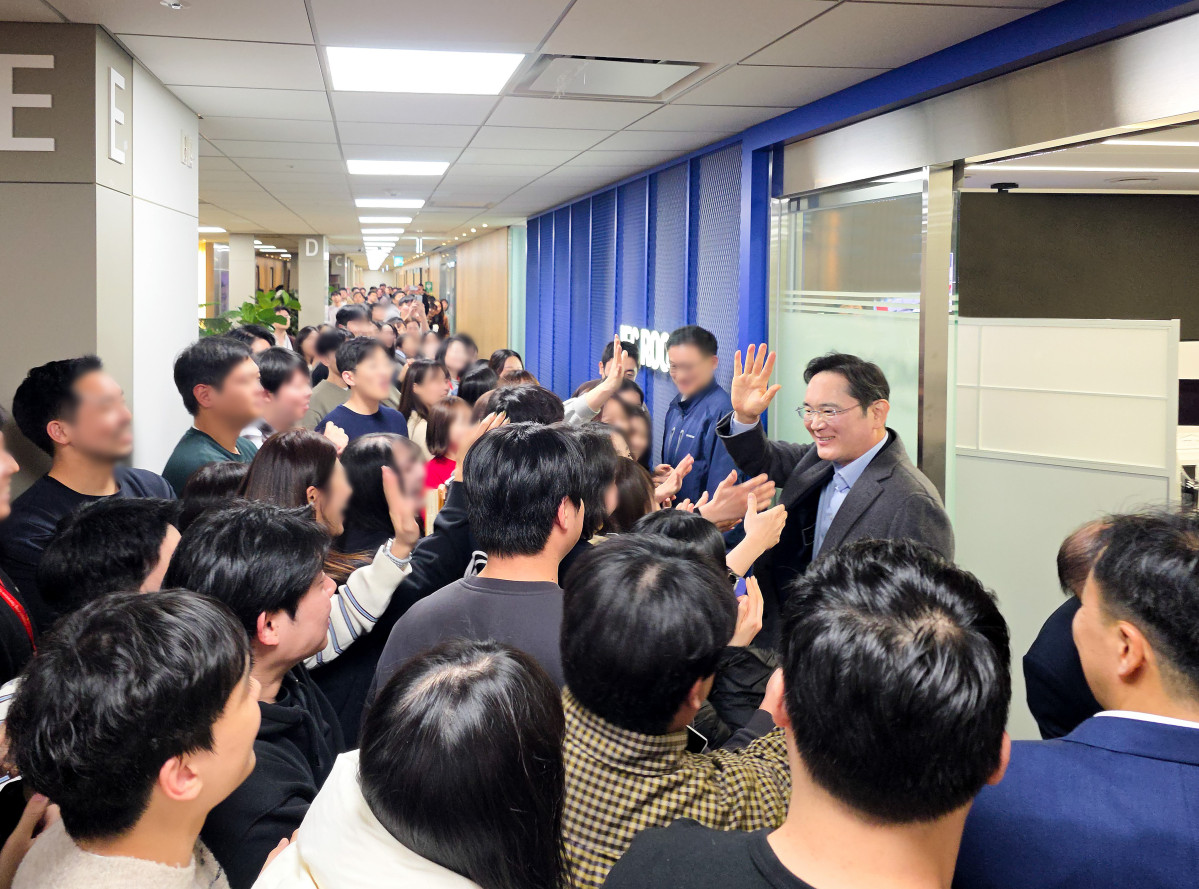 ▲이재용 삼성전자 회장이 22일 삼성전자 화성캠퍼스를 방문해 임직원들과 인사를 나누고 있다. (사진제공=삼성전자)