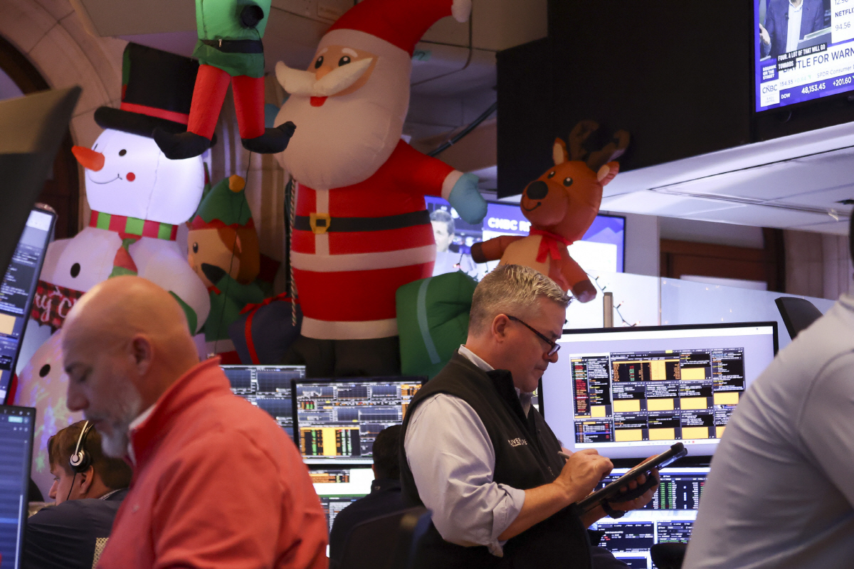 ▲뉴욕증권거래소에서 19일 트레이더들이 주가를 살피고 있다. 뉴욕/EPA연합뉴스