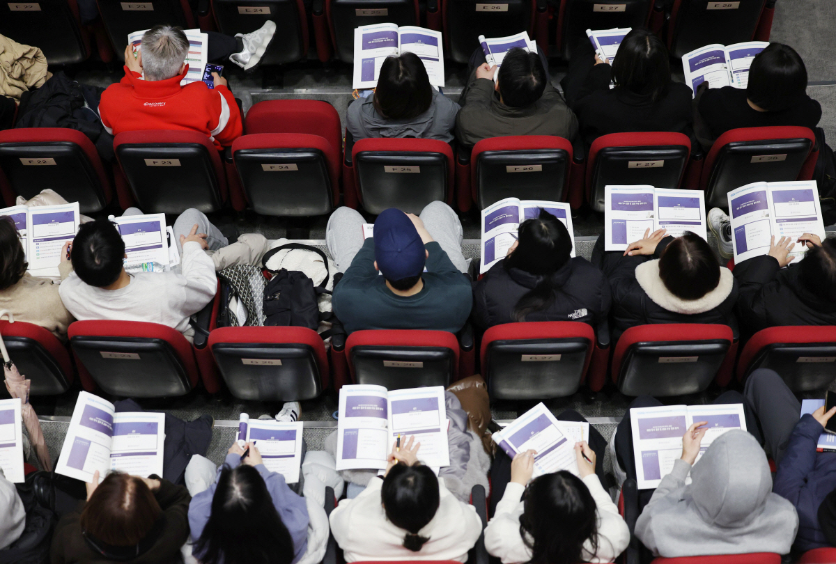 ▲13일 서울 성북구 고려대학교 인촌기념관에서 열린 서울시교육청 교육연구정보원, 2026 대입 정시모집 대비 진학지도 설명회에서 학부모 등 참석자들이 자료를 살펴보고 있다. (사진=뉴시스)
