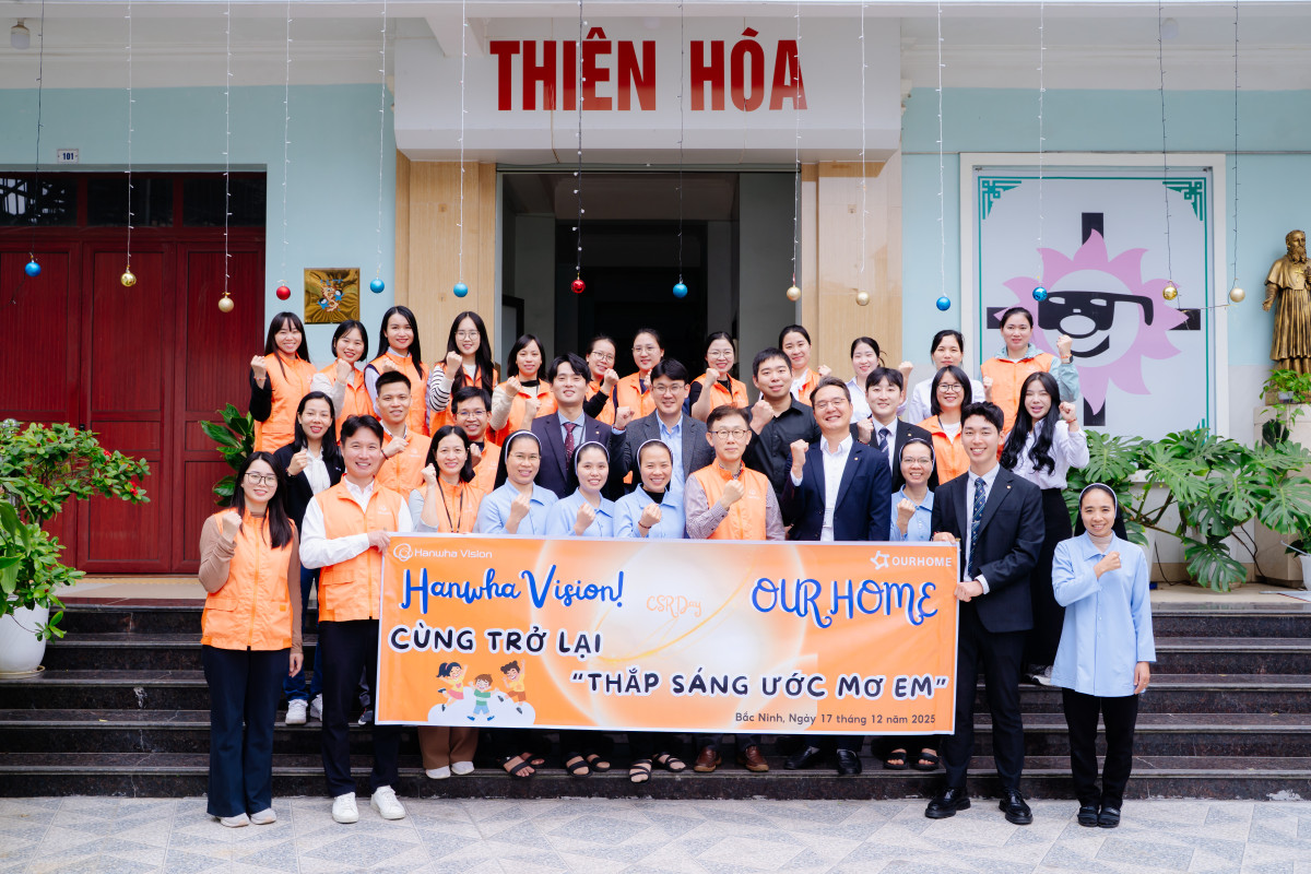 ▲황성재 한화비전 베트남 법인장(앞줄 왼쪽에서 일곱번째)과 이상복 아워홈 베트남 법인장(앞줄 왼쪽에서 여덟번째) 등 현지 임직원들과 티엔 호아 수녀들이 사회공헌 행사를 함께한 뒤 기념 촬영을 하고 있다. (사진제공=한화비전)