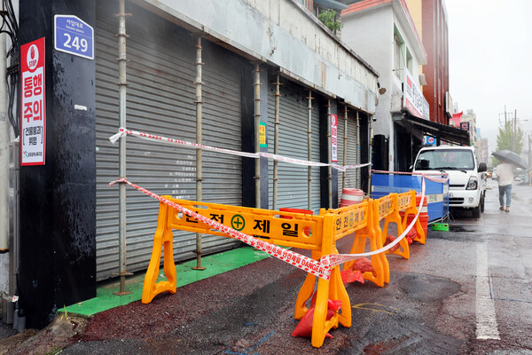 ▲광주 북구 중흥동 도시철도 2호선 공사 현장 인근 상가 주택에 통행주의를 알리는 팻말이 부착돼 있다. 


 (사진제공=연합뉴스)