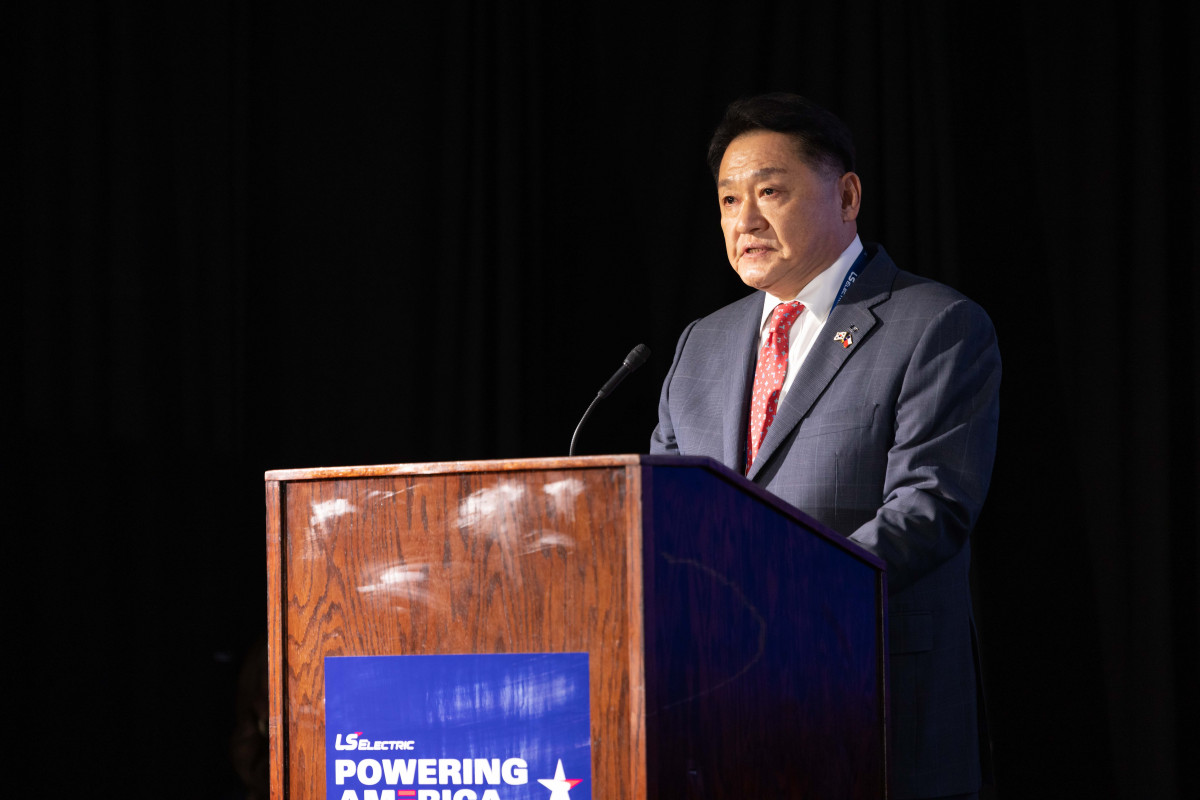 ▲ 4월 미국 텍사스주에 위치한 ‘LS일렉트릭 배스트럽(Bastrop) 캠퍼스’ 준공식에서 구자균 LS일렉트릭 회장이 환영사를 하는 모습 (자료제공=LS일렉트릭)