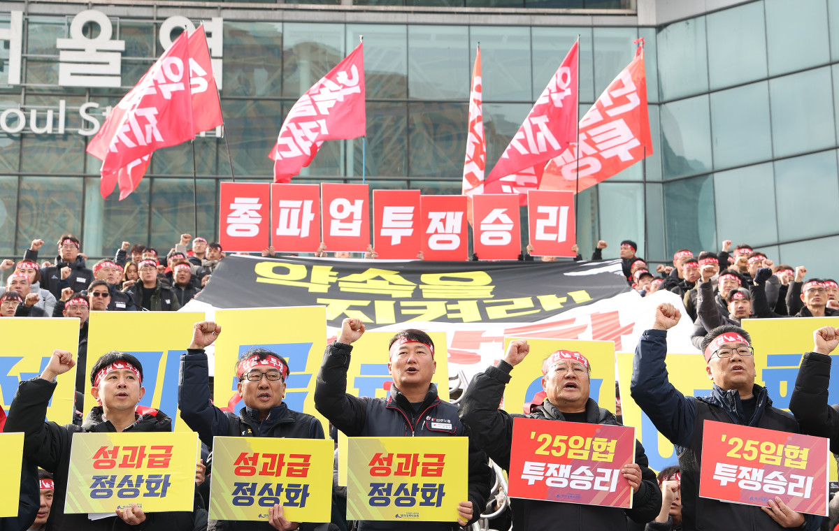 ▲전국철도노동조합이 19일 서울역 앞에서 연 파업 돌입 긴급 기자회견에서 조합원들이 구호를 외치고 있다. (연합뉴스)