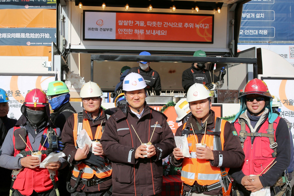▲22일 한화 건설부문 대전하수처리장 현대화 공사현장에 간식차가 방문했다.  (사진제공=한화 건설부문)