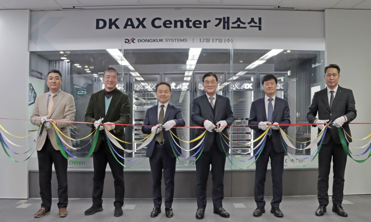 ▲왼쪽부터 고상봉 동국시스템즈 DX솔루션 본부장, Negishi Fumiki VP&GM APJ HPC&AI GTM 매니저, 김영채 HPE 대표, 김오련 동국시스템즈 대표, 채기병 HPE 네트워크 총괄 매니저, 박상철 동국시스템즈 IT인프라영업본부장이 DK AX Center 개소식 커팅식에서 기념 촬영을 하고 있다 (동국시스템즈)
