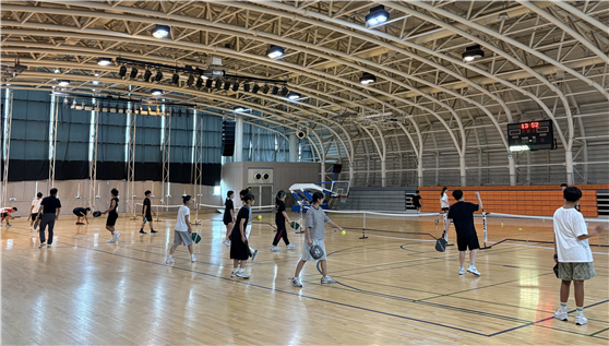 ▲ 8월 서울런 진로캠퍼스(명지전문대) 프로그램으로 대학 교수진 지도하에 스포츠지도사 진로 체험을 진행하고 있다. (사진제공=서울시)