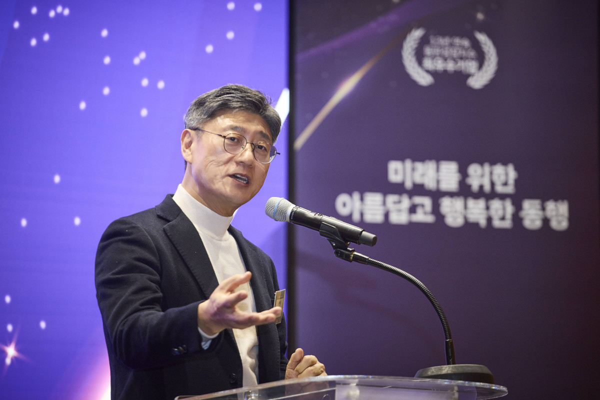 ▲SK텔레콤이 한 해 동안 함께 성장하며 탁월한 성과를 창출한 협력사들을 초청해 '2025 최우수 협력사 시상식'을 개최했다. 정재헌 SKT CEO가 시상식에서 축사를 하는 모습. (사진제공=SKT)