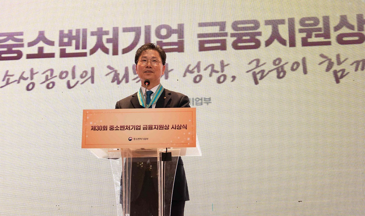 ▲강태영 은행장은 지난 19일 서울 중소기업 DMC타워에서 열린 중소벤처기업부 주관 '제30회 중소벤처기업 금융지원상' 시상식에서 은탑산업훈장을 수상했다. (사진제공=NH농협은행)