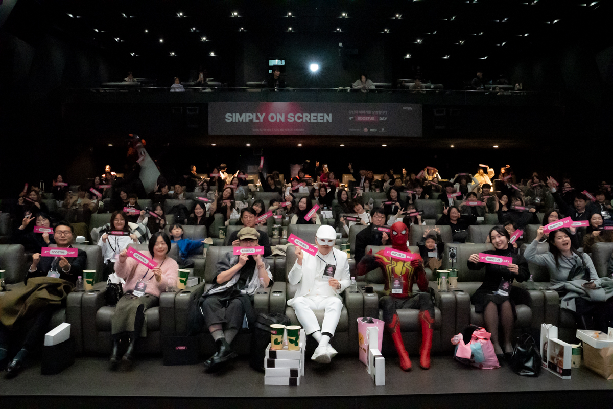 ▲6일 진행한 부스터스 시즌4 어워즈에서 LG유플러스 관계자와 크리에이터들이 기념사진을 촬영하고 있는 모습. (사진제공=LG유플러스)